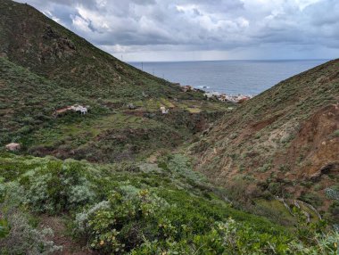 Kayalık dağlar ve denizle güzel bir manzara.