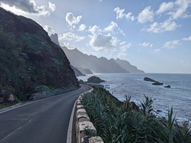 Roque de las Bodegas, Taganana, Tenerife, Kanarya, İspanya, Avrupa 'nın kayalık sahil şeridi boyunca uzanan yol