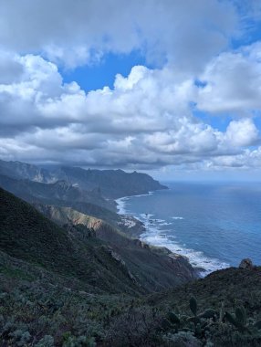Kayalık dağlar ve denizle güzel bir manzara.