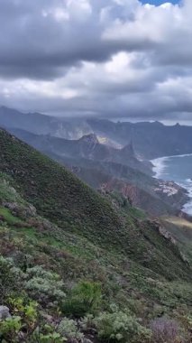 Taganana, Tenerife, Kanarya, İspanya ve Avrupa 'nın yeşil dağ kıyı şeridinin havadan görünüşü