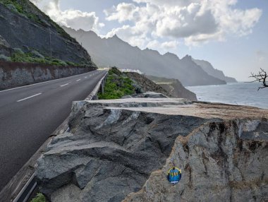 Roque de las Bodegas, Taganana, Tenerife, Kanarya, İspanya, Avrupa 'nın kayalık sahil şeridi boyunca uzanan yol