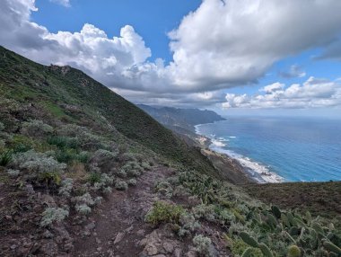 Kayalık dağlar ve denizle güzel bir manzara.