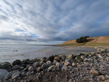 Sea breeze flows through rocky shore