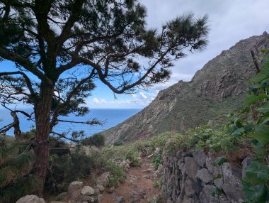 Kayalık dağlar ve denizle güzel bir manzara.