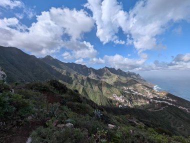 Kayalık dağlar ve denizle güzel bir manzara.