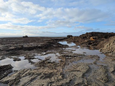 Bulutlu bir günde Denizde çamurlu bir sahil 