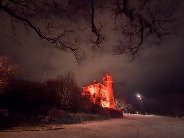 Stavanger gece kırmızı ışıkta fenerde, Norveç