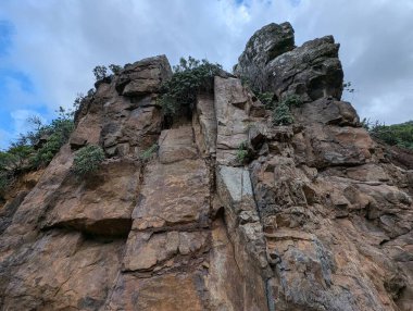 Büyük kayalıklarla dağların güzel manzarası 