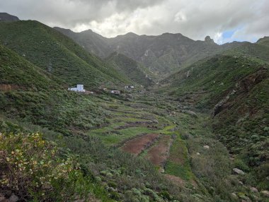 yeşil dağ sırası ve bulutlu gökyüzü