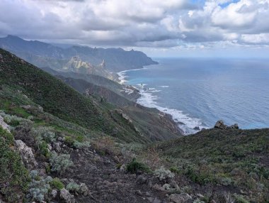 Kayalık dağlar ve denizle güzel bir manzara.