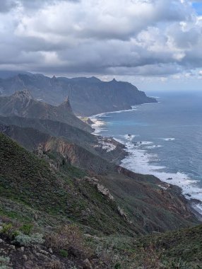Kayalık dağlar ve denizle güzel bir manzara.