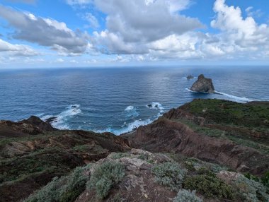 Kayalık dağlar ve denizle güzel bir manzara.