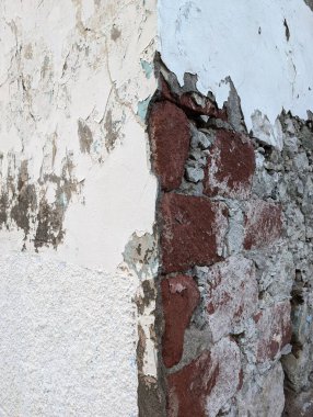 Köydeki eski terk edilmiş evlerin cephesi.   