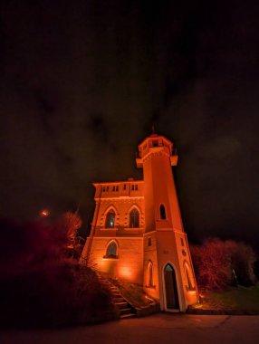 Stavanger gece kırmızı ışıkta fenerde, Norveç