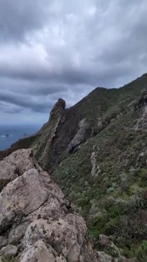 Taganana, Tenerife, Kanarya, İspanya ve Avrupa 'nın yeşil dağ kıyı şeridinin havadan görünüşü