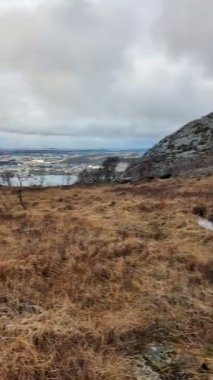 İzler Preikestolen 'e (Kürsü Kayası olarak da bilinir), Norveç' in ünlü turistik merkezi..