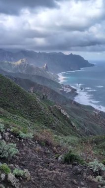 Taganana, Tenerife, Kanarya, İspanya ve Avrupa 'nın yeşil dağ kıyı şeridinin havadan görünüşü