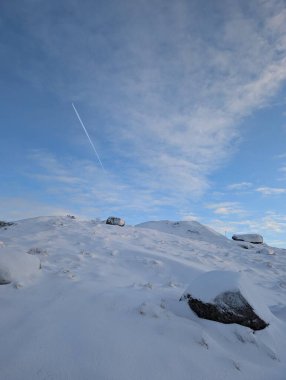Kış zamanı Norveç dağlarında karlı kayalar 