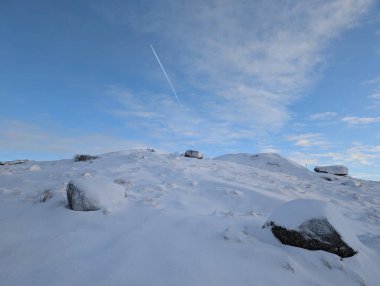 Kış zamanı Norveç dağlarında karlı kayalar 
