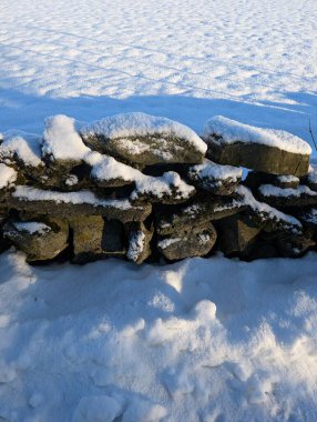 Güzel kış manzarası. karla kaplı taşlar