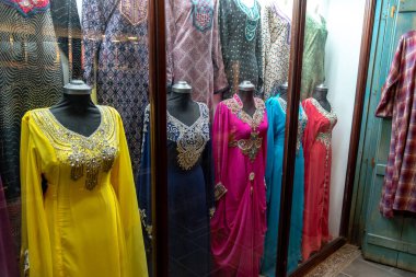 Doha, Katar / Orta Doğu - 05 / 05 / 2019. Doha 'daki pazarlarda satılık çeşitli mallar.