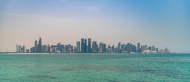 Doha, Katar / Orta Doğu - 05 / 05 / 2019. Doha City Skyline 'ın mimarisi ve binaları.