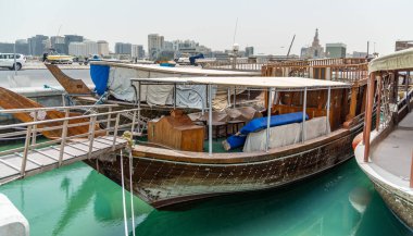 Doha, Katar / Orta Doğu - 05 / 05 / 2019. Doha Corniche marinasında geleneksel ahşap kayıklar..