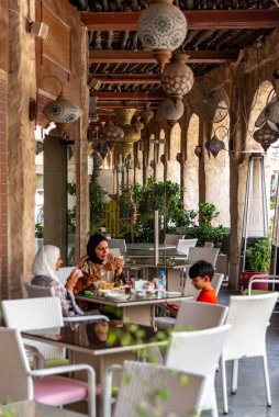 Doha, Katar / Orta Doğu - 05 / 05 / 2019. Doha halkı günlük yaşamlarını sürdürüyor..