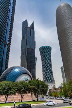 Doha, Katar / Orta Doğu - 05 / 05 / 2019. Doha City Skyline 'ın mimarisi ve binaları.