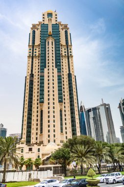 Doha, Katar / Orta Doğu - 05 / 05 / 2019. Doha City Skyline 'ın mimarisi ve binaları.