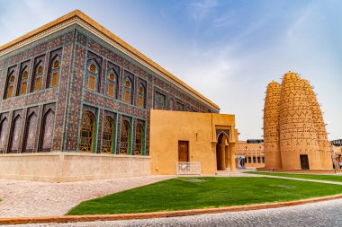 Doha, Katar / Orta Doğu - 05 / 05 / 2019. Doha 'daki birçok binanın mimari mozaikleri.
