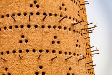 Doha, Katar / Orta Doğu - 05 / 05 / 2019. Katara Kültür Köyü Doha 'daki kuş evi..