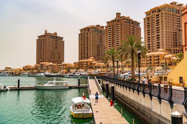 Doha, Katar / Orta Doğu - 05 / 05 / 2019. Doha 'daki limana bakan binalar..