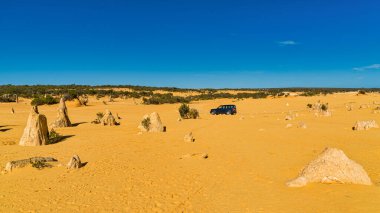 Pinnacles kireçtaşı oluşumları Nambung Milli Parkı içinde Cervantes, Batı Avustralya, yakınındaki vardır.