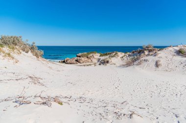 Jurien Körfezi, WA / Avustralya - 07 / 11 / 2020 Sandy Cape Rekreasyon Parkı beyaz kum, turkuaz su, mükemmel balıkçılık ve güvenli yüzme alanları ile burası Perth 'e yakın harika bir aile kamp alanı haline geliyor..