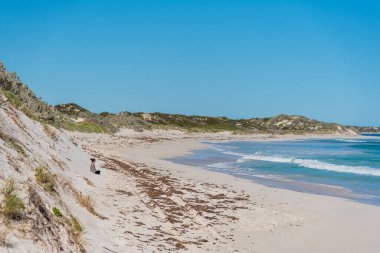Jurien Körfezi, WA / Avustralya - 07 / 11 / 2020 Sandy Cape Rekreasyon Parkı beyaz kum, turkuaz su, mükemmel balıkçılık ve güvenli yüzme alanları ile burası Perth 'e yakın harika bir aile kamp alanı haline geliyor..