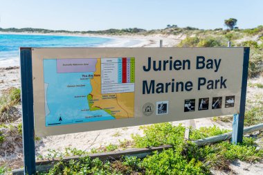 Jurien Körfezi, WA / Avustralya - 07 / 11 / 2020 Sandy Cape Rekreasyon Parkı beyaz kum, turkuaz su, mükemmel balıkçılık ve güvenli yüzme alanları ile burası Perth 'e yakın harika bir aile kamp alanı haline geliyor..
