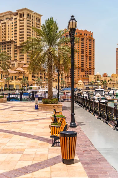 Doha, Katar / Orta Doğu - 05 / 05 / 2019. Doha 'daki limana bakan binalar..