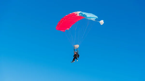 西澳大利亚朱里安湾 2020年11月7日坦登式跳伞是在西澳大利亚朱里安湾首次体验跳伞的最受欢迎的方式之一 — 图库照片