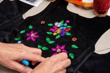 Yapım aşamasında olan geleneksel Polonyalı kostüm (Stroj Krakowski). Perth Avustralya