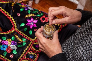 Yapım aşamasında olan geleneksel Polonyalı kostüm (Stroj Krakowski). Perth Avustralya