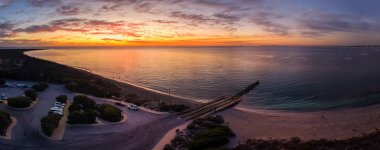 Long Point Jetty 'de günbatımında balık tutan ve yüzen insanlar, Port Kennedy - Rockingham