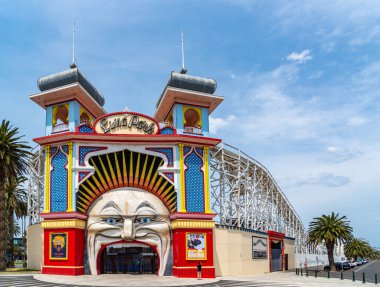 Melbourne, Victoria / Avustralya - 11 / 01 / 2019 Luna Park Melbourne, St Kilda 'daki Port Phillip Körfezi kıyısında bulunan tarihi bir lunapark. 13 Aralık 1912 'de açıldı..