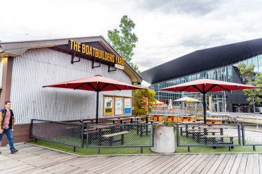 Melbourne, Victoria / Avustralya - 11 / 03 / 2019 Melbourne City 'nin merkezi, Yarra Nehri kıyısında plazaları, barları ve restoranları bulunan modern bir Federasyon Meydanı..