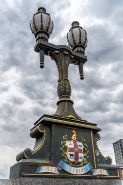 Melbourne, Victoria / Avustralya - 11 / 03 / 2019 Melbourne City 'nin merkezi, Yarra Nehri kıyısında plazaları, barları ve restoranları bulunan modern bir Federasyon Meydanı..