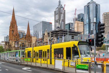 Melbourne, Victoria / Avustralya - 11 / 03 / 2019 Trams, Melbourne 'da toplu taşımacılığın önemli bir türüdür. Şebeke 250 kilometre çift ray, 493 tramvay, 24 rota ve 1763 tramvay durağından oluşuyor.