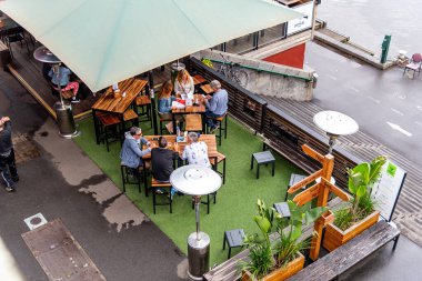 Melbourne, Victoria / Avustralya - 11 / 03 / 2019 Melbourne City 'nin merkezi, Yarra Nehri kıyısında plazaları, barları ve restoranları bulunan modern bir Federasyon Meydanı..