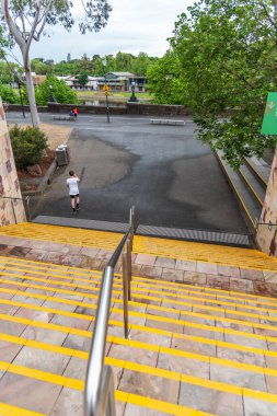 Melbourne, Victoria / Avustralya - 11 / 03 / 2019 Melbourne City 'nin merkezi, Yarra Nehri kıyısında plazaları, barları ve restoranları bulunan modern bir Federasyon Meydanı..