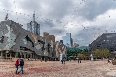Melbourne, Victoria / Avustralya - 11 / 03 / 2019 Melbourne City 'nin merkezi, Yarra Nehri kıyısında plazaları, barları ve restoranları bulunan modern bir Federasyon Meydanı..