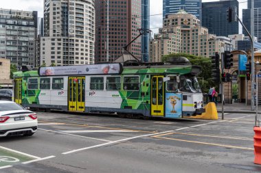 Melbourne, Victoria / Avustralya - 11 / 03 / 2019 Trams, Melbourne 'da toplu taşımacılığın önemli bir türüdür. Şebeke 250 kilometre çift ray, 493 tramvay, 24 rota ve 1763 tramvay durağından oluşuyor.